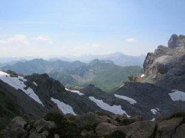 Durante la subida, Pirineos; Petretxema y agujas de Ansabere a la derecha
