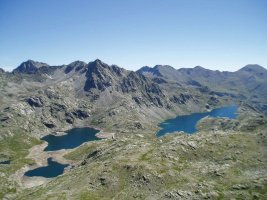 Cubieso eta Tort aintzirak tontorretik ikusita