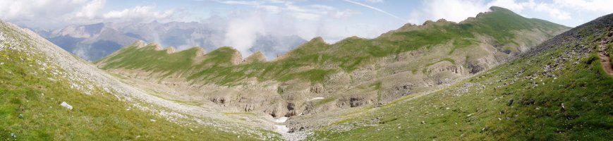 Hego-mendebaldeko atakatik gaztelu barruko bailararen ikuspegi zabala