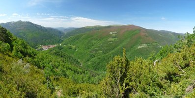 Izaba, Arrigorrieta eta Atuzkarratz mendilerroek zainduta