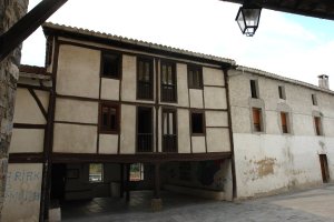 Berberotegi etxea, Elizaren aurrean