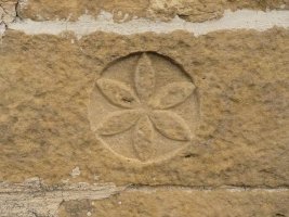 San Esteban ermitan zizelkaturiko ikurra