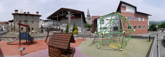 Haurrentzako parkea aurrean eta Txantxaenea, frontoia eta eskola atzean