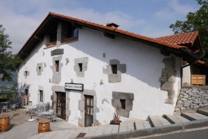 Aldari etxea, Belauntza