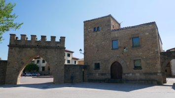 Foruen Plazako sarrera, Obanos