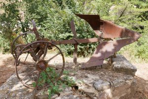 Burdinazko golde zaharra, orain apaingarri. Zirauki.