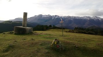 Otaño (829m) tontorra, atzean Aizkorriko mendilerroa