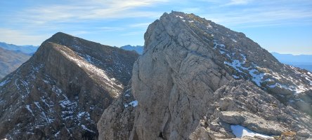 Llana de la Garganta (2599m) tontorra eta ezkerrean Aspe