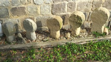 5 Hilarri San Saturnino eliza atarian, Uritz-Artzibar