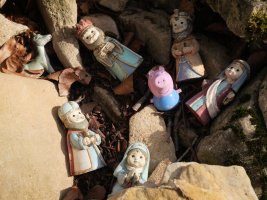 Pepa txerriaren jaiotza, tontorreko harripilan, Kapiztar