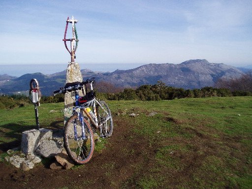 Tontorra; atzean Izarraitz eta itsasoa