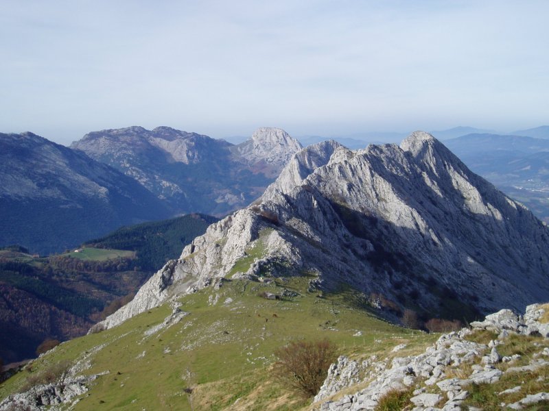 Alluitz, Untzilatx, Mugarra eta Leungane Larranotik Kurutzetara igotzen den bidetik ikusita