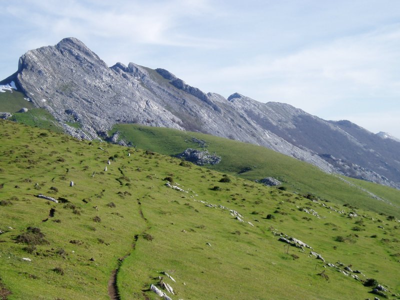 Lurrean sartutako harriekin adierazitako bidea