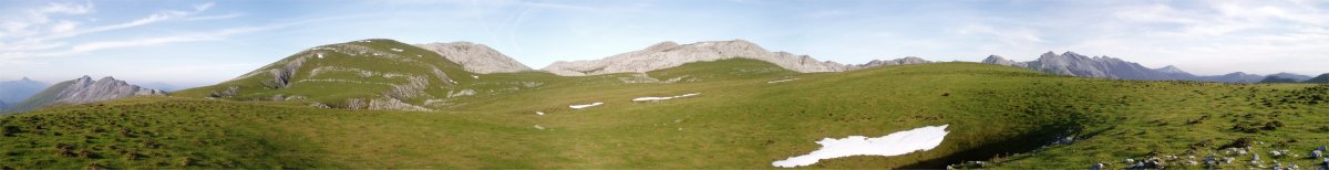 Ipar-ekialdera ikuspegi zabala Artzanburu trikuharritik