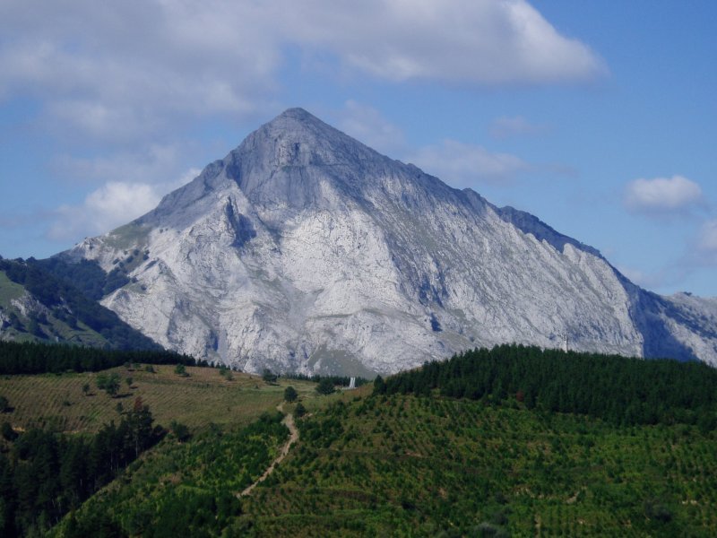 Besaide eta Anboto Udalatik Besaidera doan bidetik ikusita