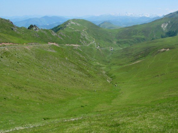 Iparraldeko isurialdean bere oinean zabaltzen den bailara