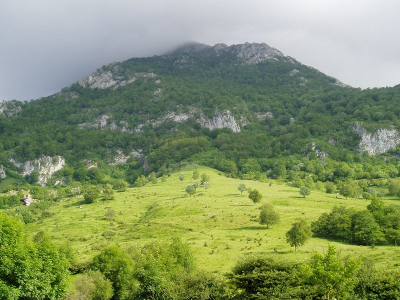 Larraiztik ikusita, tontorra laino artean dela