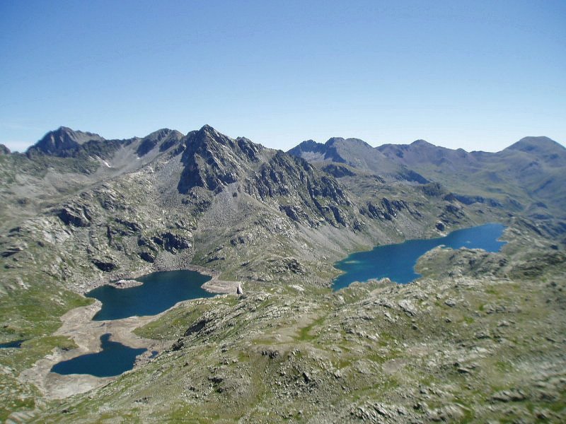 Cubieso eta Tort aintzirak tontorretik ikusita