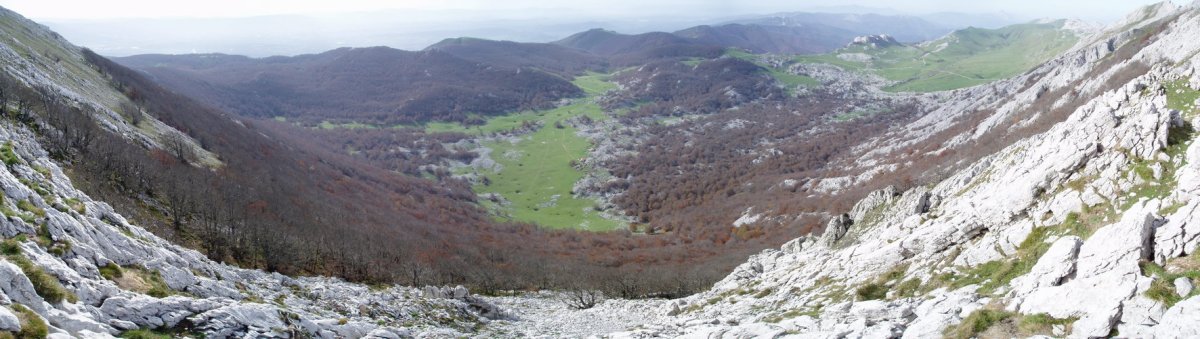 Aizkorrira igotzen den bidetik hego-ekialdera ikuspegia