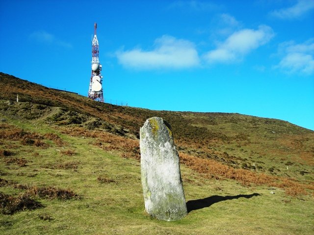 Iruñarriko zutarria eta gailurra , atzekaldean