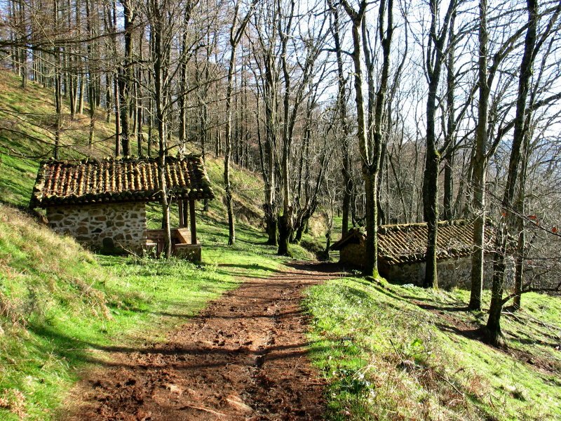Aterpea eta borda Urretxo aldeko igoeran