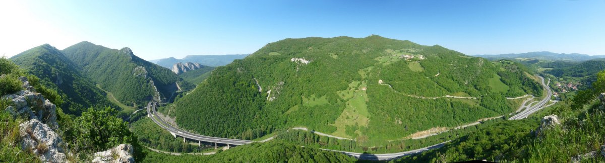 Larraun ibaiak higaturiko arroila Argaingo gailurretik