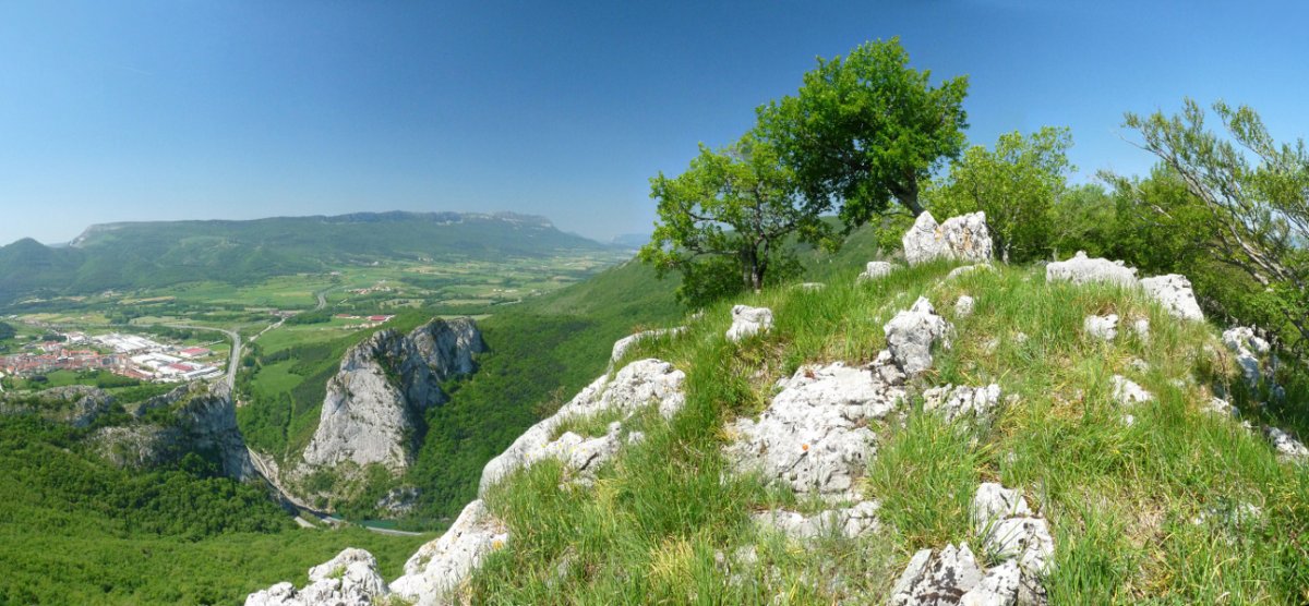 Mundumalkorrako gailurra. Behean, Bi Ahizpen ataka