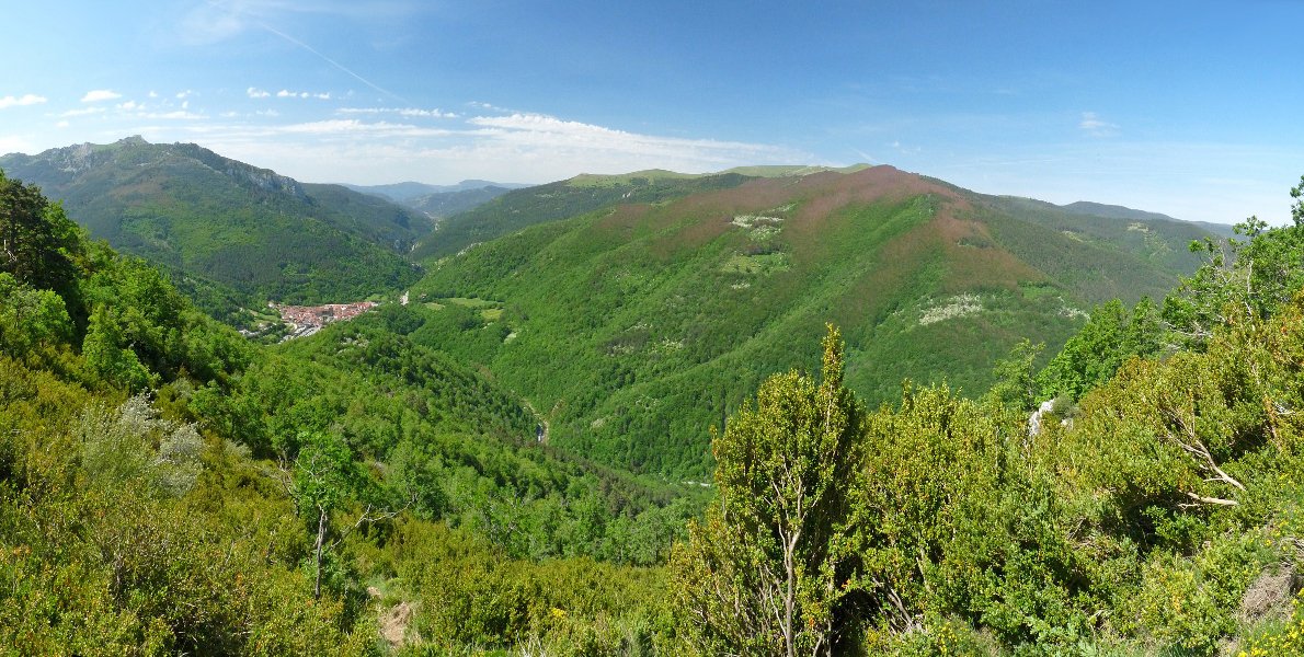Izaba, Arrigorrieta eta Atuzkarratz mendilerroek zainduta