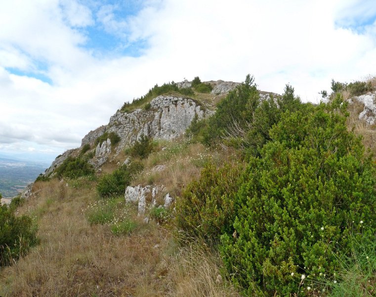 Antzinako gazteluaren murruak gailurrean