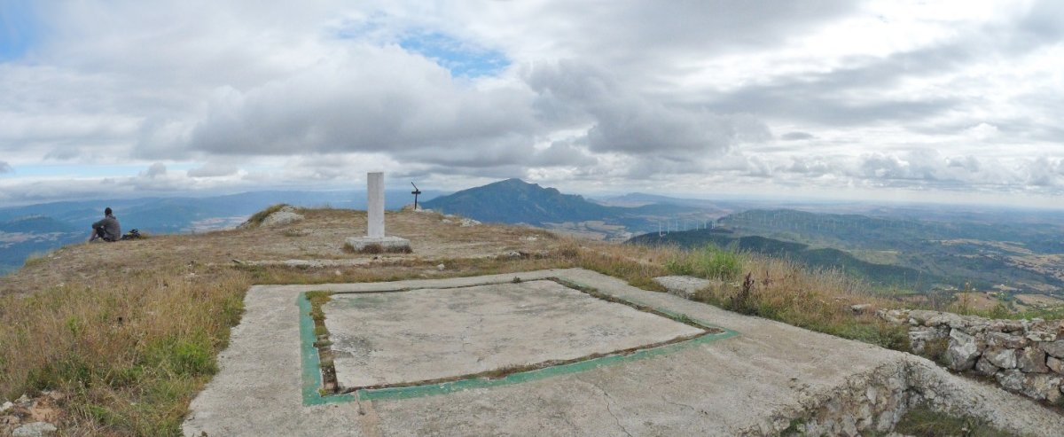 Lapoblazioneko gailurra, antena zaharraren hondakinekin