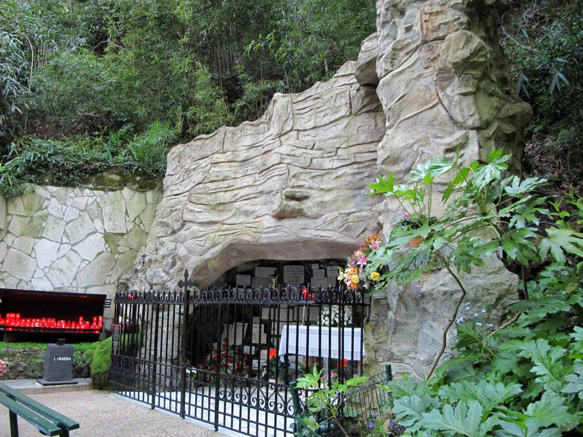 Lourdes Txiki gruta Donostian