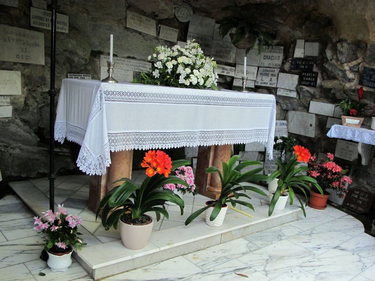 Lourdes Txiki gruta Donostian