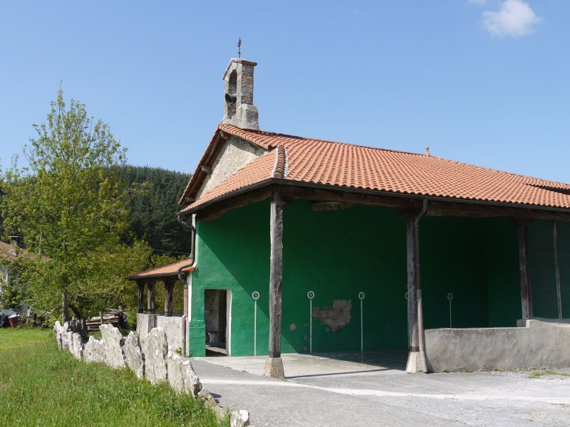 Frontoi txiki bat dauka aldamenean