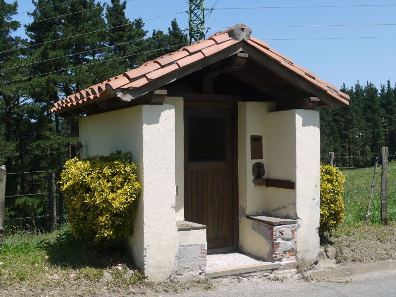 Santutxu bat errepide bazterrean, ermitaren parean