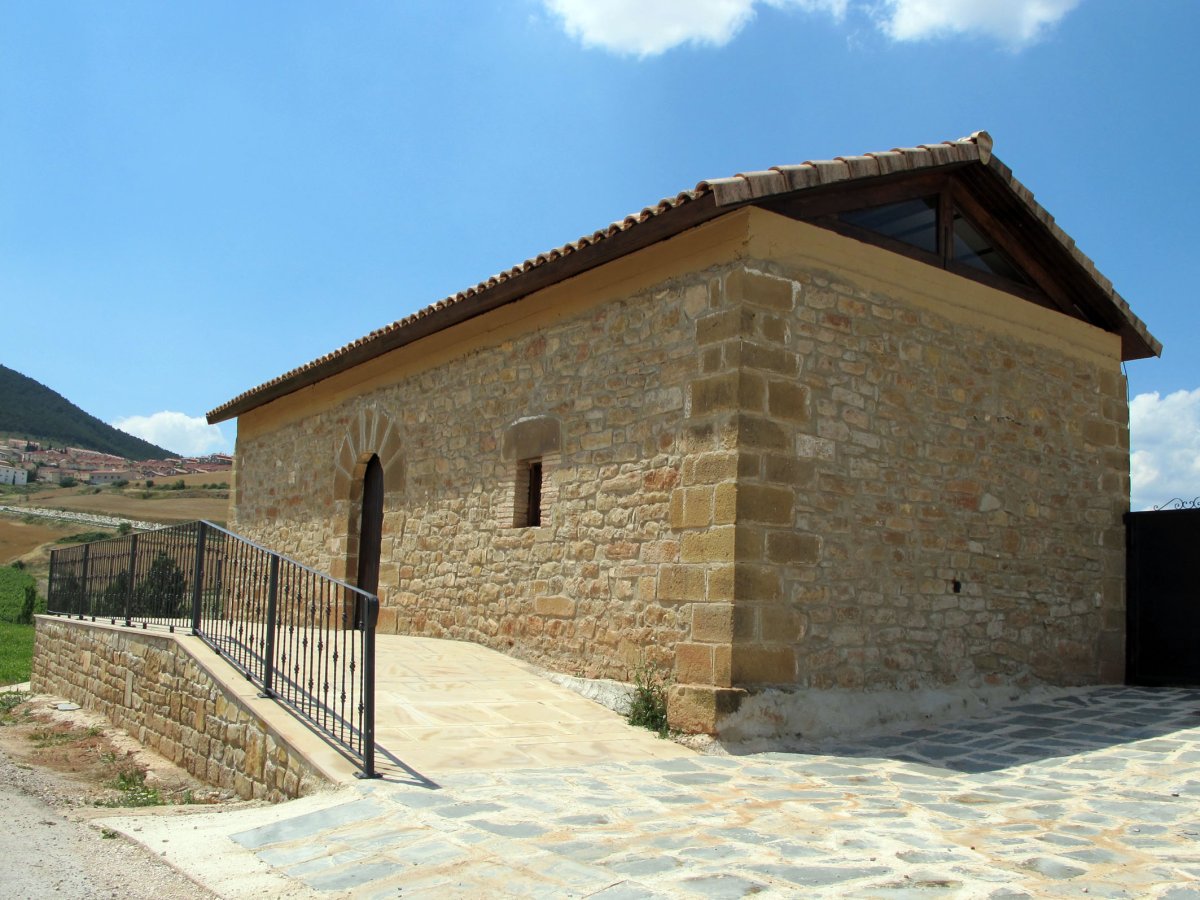 San Nikolas ermita Tirapu aldean