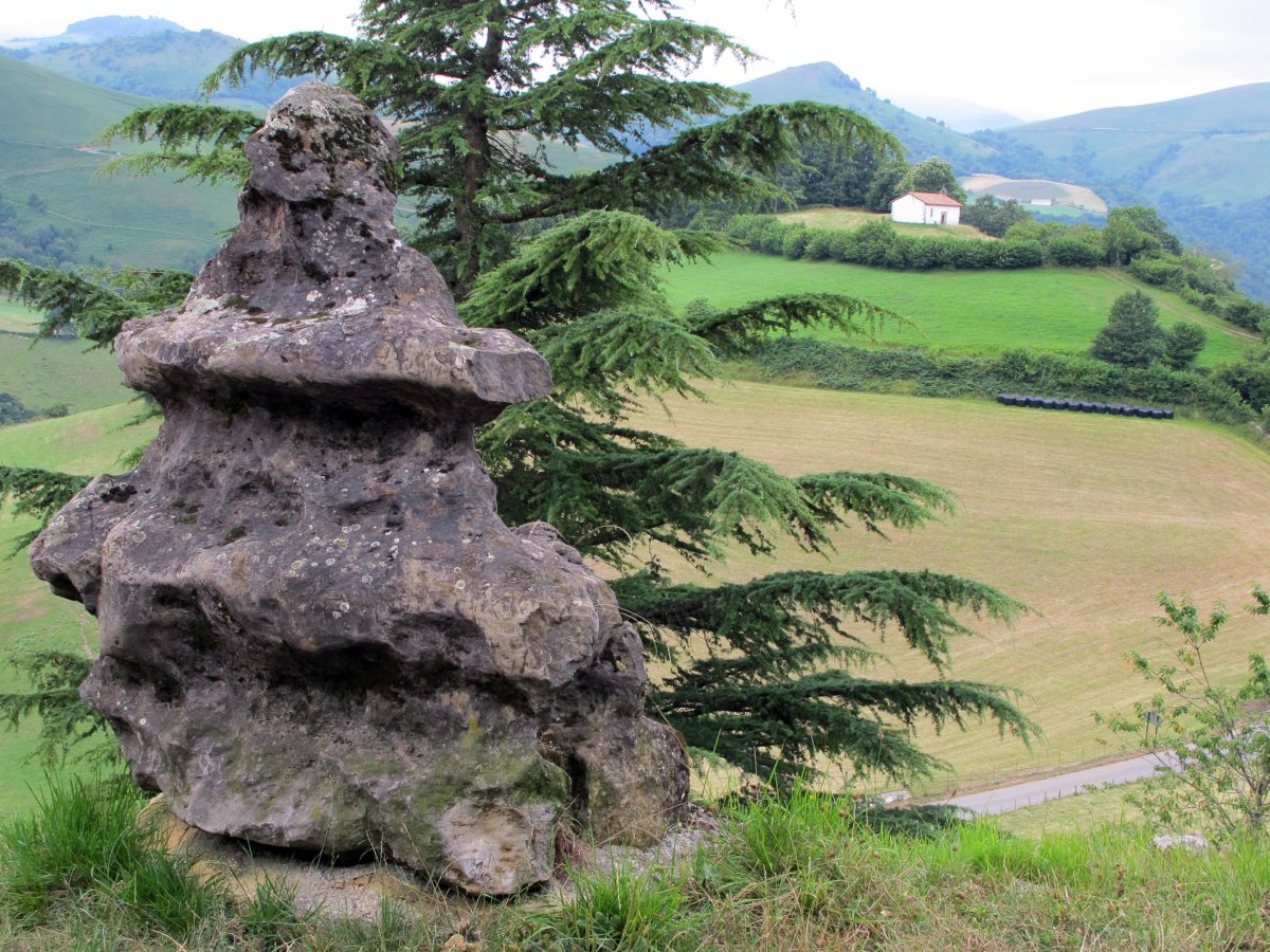 Behorlegi zutarria, atzean Santa Engrazia ermita