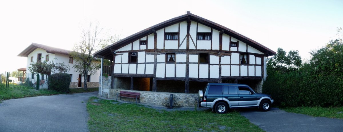 Absidearen kontra eraikitako etxea