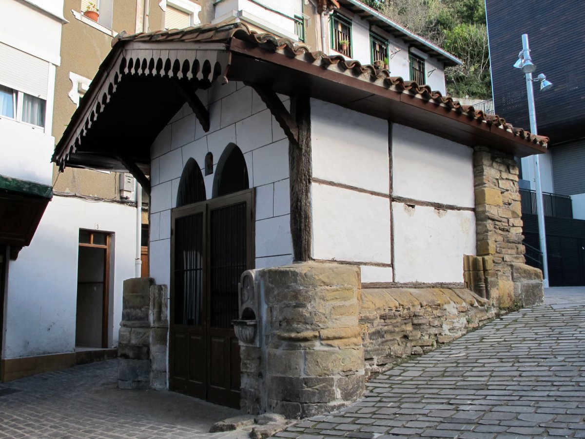 Santa Krutz ermita Debako hirigunean