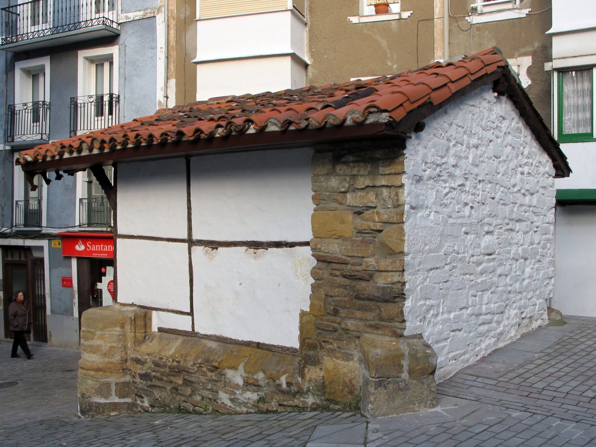 Santa Krutz ermita Debako hirigunean