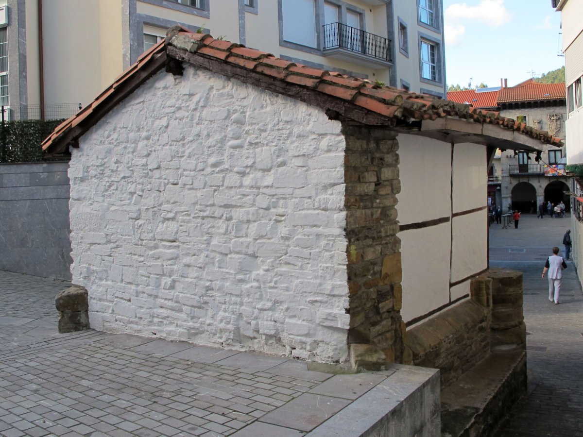 Santa Krutz ermita Debako hirigunean