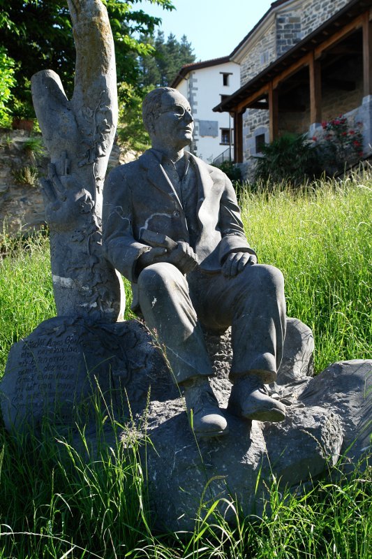 Orixeren omenezko harrizko irudia