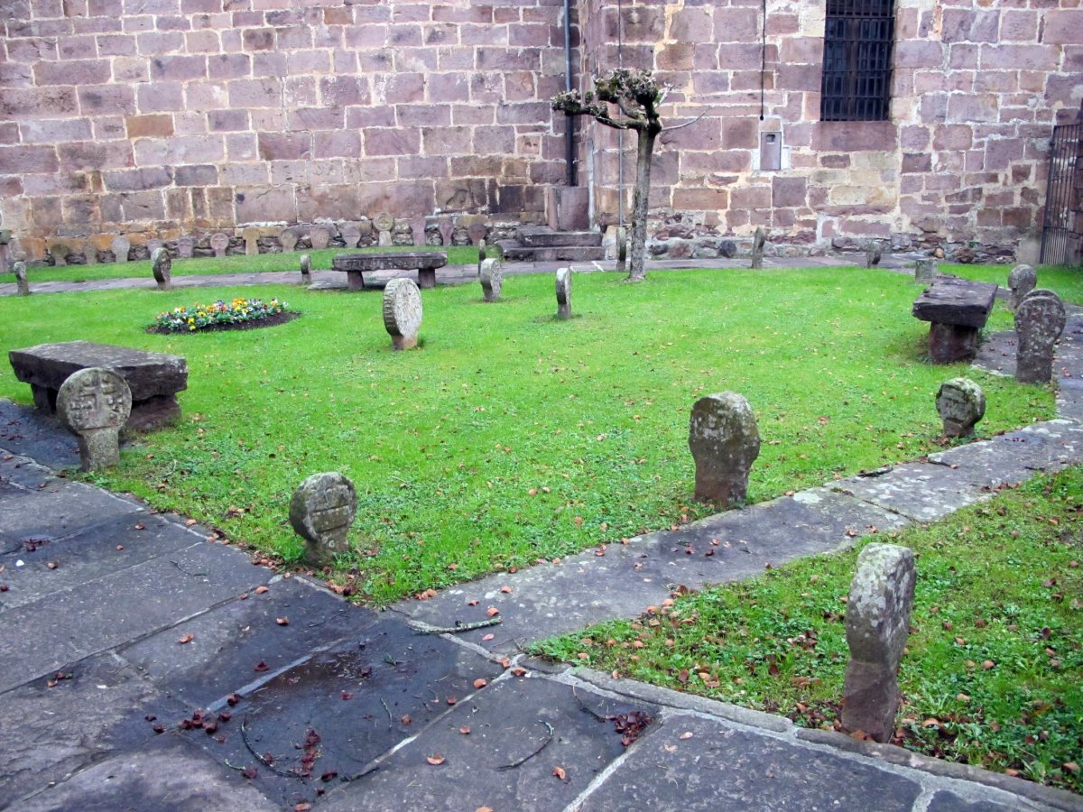 Eliz atariko Hilarriak