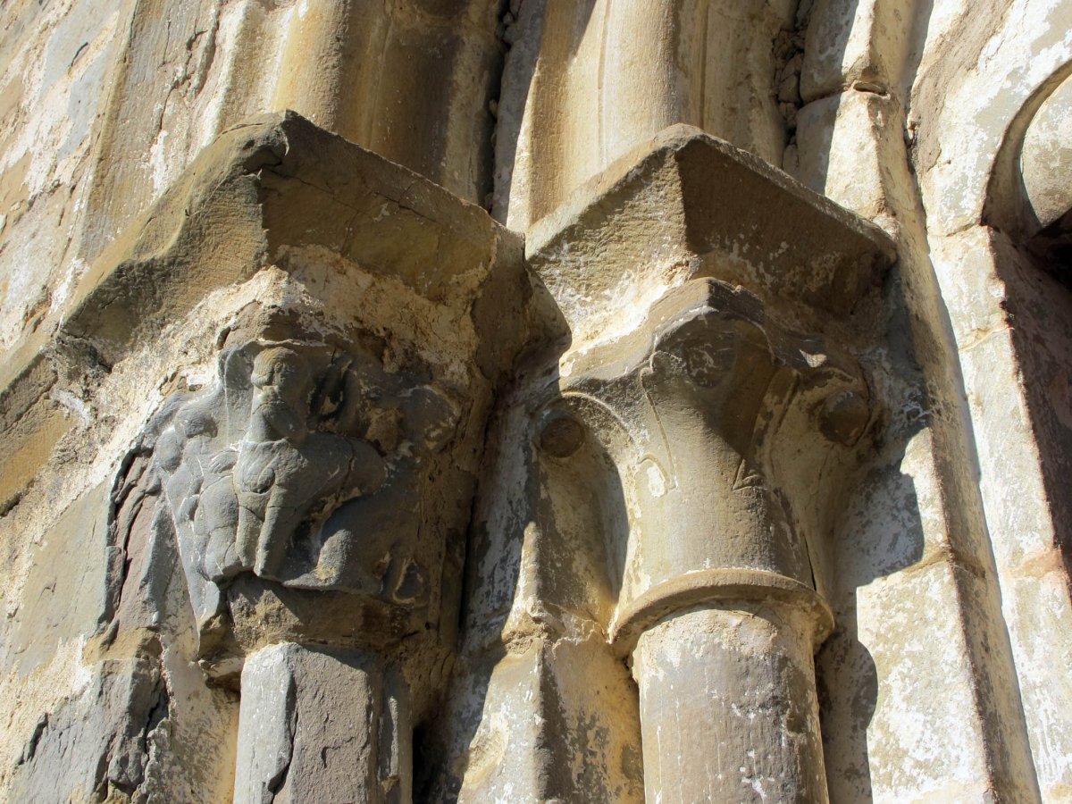 Sarrerako atearen ezkerreko kapitela