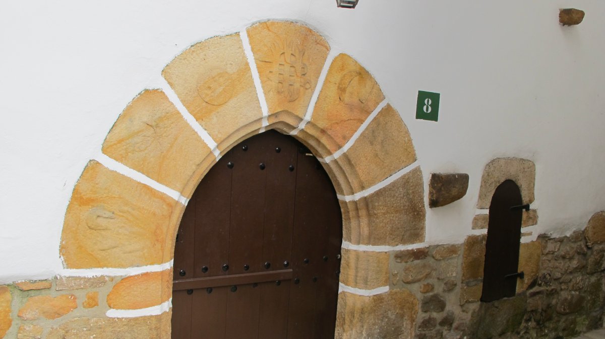 Eltzaurpea Txiki, atea eta leihoa