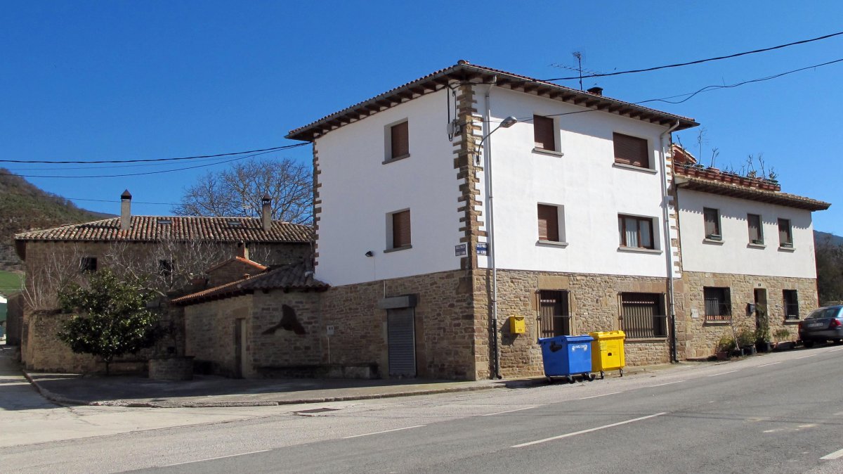 Errepide nagusiko etxeak