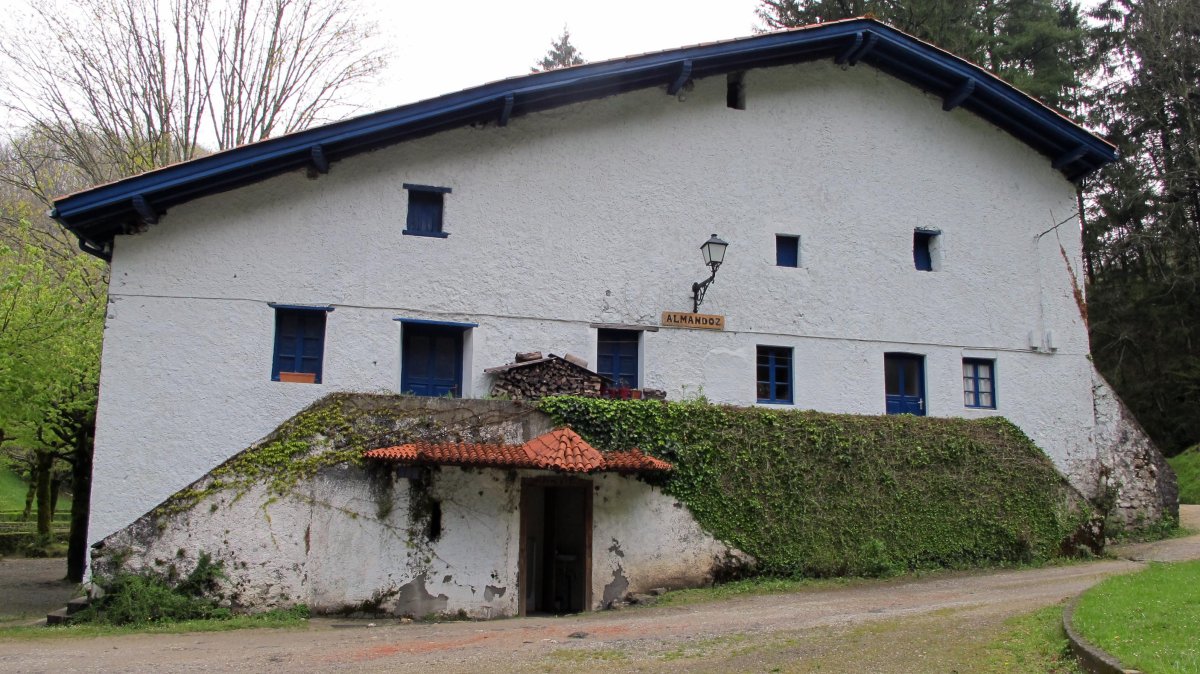 Almandoz baserria