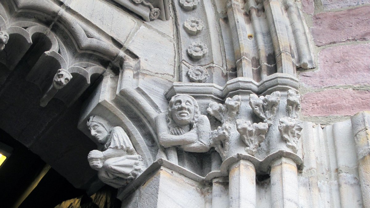 Santa Maria eliza, sarrerako atea