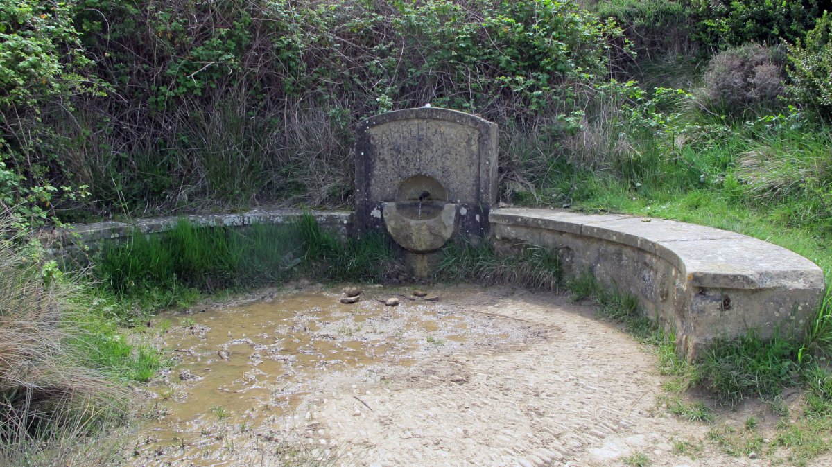Ganbellako iturria, Santiago bidean