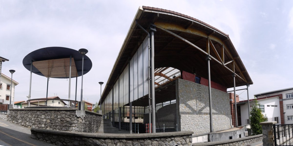 Kioskoa eta frontoia Adunan