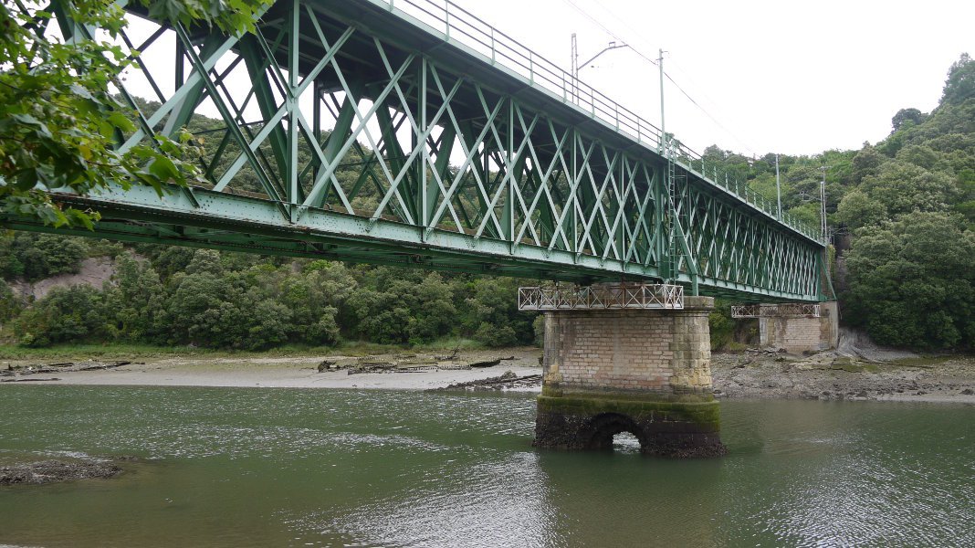 Trenbidearen zubia errioaren gainean, Zumaia
